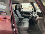 ゆったり座り心地の良い運転席シート、状態も良好です!!!センターアームレストも付いています。