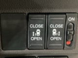 【両側パワースライドドア】両側がパワースライドドアになっており、運転席のスイッチやスマートキーでも開閉が可能です!開口部も広いので乗り降りも楽々♪