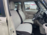 適度なホールド感と快適な座り心地の運転席シートまわり!