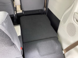 リアシートは簡単に倒すことができるので、ラゲッジルームも広がります。