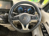 インテリアに合わせたデザインのステアリングは、運転される方のことも考え、運転しやすい形状、大きさです。是非一度、実際に触ってお確かめください。
