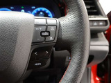 レーダークルーズコントロール機能付きです。走行中に先行車の様子を検知しながら、設定した車速の範囲内で先行車との距離のキープを支援します。詳細は販売店スタッフまでおたずねください。