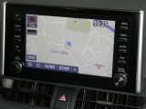 【8インチ純正ナビ】純正ナビを装備。タッチパネル式で使いやすく、詳細地図により目的地をピンポイントで設定できます。初めての道でも迷いにくく、ロングドライブも快適ですよ♪