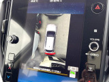 【マルチテレインモニター】車のフロントやサイドのカメラ画像を同時にモニター表示することで、悪路や狭い道を走行時でも周囲の状況確認ができ安心!本格SUVにうれしい装備です♪