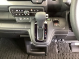 足元スッキリ、インパネシフトです。パーキングブレーキは電子制御パーキングブレーキタイプなので、運転席と助手席の間がスッキリしています。