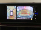 【パノラミックビュー&バックビュー】駐車時の安全確認をする為に車両上方からの映像と後方カメラからのを同時に表示しバックガイドも付いているのでバックの苦手な方でも安心して運転出来ますよ。