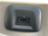 運転席背もたれにUSB電源ポートがあります