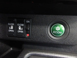 両側電動スライドドア。荷物で手が塞がる時など簡単にドアの開閉が出来ます。何より力いらずで開閉OK。女性やお年寄りにも優しい。電動機能はOFFにもできますから元気なお子様の駆け出しも安心です。