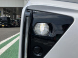 LEDフォグランプ付きで、明るい光が霧の発生や悪天候時に視界の確保をサポートしてくれます。