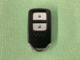 スマートキーを装備しています。鍵を差し込むことなくドアロックの開け閉めと、スタートボタン操作でのエンジンスタートができます。