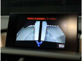 パノラミックビューモニター。車両を上から見たような映像を表示。運転席から目視しにくい車両周囲の状況をリアルタイムで確認できます。