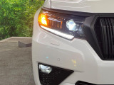 【LEDヘッドライト】悪天候や夜間走行時も良好な視界を確保し安心して運転できる高輝度LEDヘッドライトを装備!点灯速度が早く、消費電力も抑えられています。