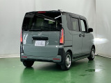 プライバシーガラスが装備されています。外を見るときには気にならずに、後方車両からは車内が見えにくくなってます