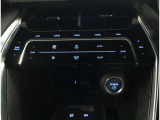お車のキーはスマートキーです。キーを身につけた状態で車に近づき、ドアロックの解錠や施錠操作が出来ます。雨の日など両手がふさがっている時など、とっても便利ですね。