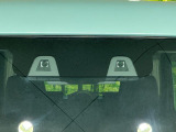 【スズキ セーフティサポート】走行中に前方の車両等を認識し、衝突しそうな時は警報とブレーキで衝突回避と被害軽減をアシスト。より安全にドライブをお楽しみいただけます。