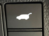 【パワーバックドア】スマートキーや運転席のボタンを押すだけでリアゲートが自動で開閉します!荷物を持っている時や、高い位置にあるバックドアを閉める際に便利な機能です♪