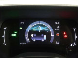 カラーヘッドアップディスプレイ付き。少ない視線移動で情報を確認できるので、運転の疲労軽減に繋がりますよ♪