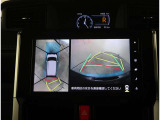 【パノラマモニター】に搭載した4つのカメラにより、車を真上から見ているような映像を表示。運転席から確認しにくい車両周囲の状況を把握できます。