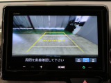 【バックカメラ】シフトを「R」の位置に入れると、自動的に画面がカメラ映像に切り替わり後方の視界をサポートする必須装備です!