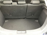 ラゲージルーム!後ろのシートは片方ずつ倒せます。乗る人や積む荷物に応じてアレンジが可能ですので多彩に使えてとても便利です。