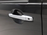 電子キーをカバンやポケットに持っていれば、ドアハンドルやバックドアに付いているボタンを押すだけでドアの開閉ができます。手が塞がっている時、カバンの中からカギを探す必要がありません。