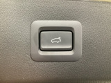 パワーリフトゲートは運転席とリフトゲート側、さらにアドバンストキーでも開閉が可能!開度は無段階にメモリー設定もできます。ゲート内側にタッチセンサーを配置し、手などを挟み込む危険を低減します。