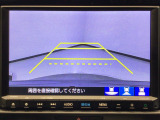 【バックカメラ】運転が苦手な方も車庫入れラクラクです!ギアをリバースに入れれば自動的に切り換わりますので、面倒な操作は不要です♪狭い駐車場もお車を傷つけず安心ですね!