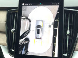 【360&deg;ビューカメラ】4台の高解像度カメラで360度の鳥瞰図を表示。隣の車や壁、死角にある障害物などを画面で確認できるため、狭いスペースでの駐車・出入りも安心です。