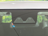 【プリクラッシュセーフティ】前方の車両等を検知し、衝突しそうな時は警報で注意を促し、ブレーキを踏む力をサポート。ブレーキを踏めなかった場合は衝突被害軽減ブレーキが作動、衝突回避をサポートします。