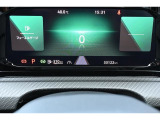 【デジタルメータークラスター(Digital Cockpit Pro)】高解像度ディスプレイには速度計とタコメーターに加え、数種類のモードから選択したグラフィックを表示できます。