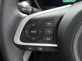 ステアリングスイッチ付き。手を離さずにさまざまな操作が可能です。