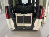 スロープ本体は折りたたみ車内へ収納