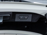 電動テールゲートはボタン1つで楽々に開閉が可能です。