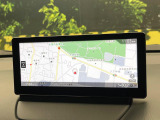 【8.8インチマツダコネクト】車内の雰囲気にマッチした大型のディスプレイ。スマホ接続でのナビ使用やBluetooth再生等、様々な機能が楽しめます。直感的なダイヤル操作が可能で、使い勝手も良好です。