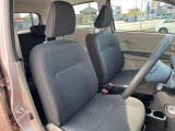 運転席まわりには十分なスペースがあり、大柄な方でもゆったり運転していただける環境です。