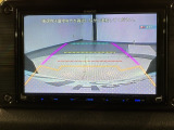 リバースギアに入れるだけで後方の表示へ切り替わります。夜間や雨の日の駐車も楽になりますよ。