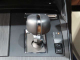 グリップタイプのシフトレバーは操作ミスも少なく安全運転につながります。