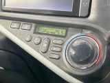 【オートエアコン】一度お好みの温度に設定すれば、車内の温度を検知し風量や温度を自動で調整。暑い&hellip;寒い&hellip;と何度もスイッチ操作をする必要はありません。快適な車内空間には必須の機能ですね♪
