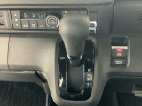 オートマチックシフトレバーは、手になじみ操作しやすい形状で安全運転にもつながります♪