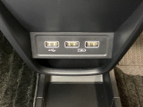 セレクトレバーの下に、スマートフォンなどの充電可能なUSB端子が2個、音源などの外部入力の可能なUSB端子が1個ついています。移動中に充電もできるので便利です。