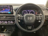 【ハンドル】運転にかかわる様々な操作を安全に行えるように視点移動が少なく操作性に配慮されたスイッチ類が凝縮されたコックピットです。