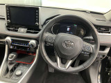 高いホールド性で運転姿勢が安定します。長距離ドライブでも疲れにくいのが魅力です。快適なドライビングライフをお送りください♪