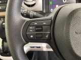 ステアリングにオーディオ操作スイッチが付いています。オーディオ画面に直接タッチしなくても操作が出来ますので、運転に集中できます。