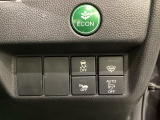VSA(ABS+TCS+横滑り抑制)解除のオンオフスイッチなどはハンドルの右側に装備しています。燃費に役立つECONボタンもここです。