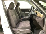 女性でも運転がしやすいように、シートの高さ調整機能(シートリフター)がついています。広い足元にゆったり座れるシートには肘掛も装備しており長距離の運転でも疲れにくいシートです。