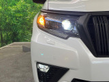 【LEDヘッドライト】悪天候や夜間走行時も良好な視界を確保し安心して運転できる高輝度LEDヘッドライトを装備!点灯速度が早く、消費電力も抑えられています。