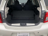 後席背もたれを倒せばより多くの荷物を積み込めます。リヤバンパーにドライブレコーダーのリヤカメラが付いております。