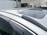 【サンルーフ】開放感たっぷりの希少装備、サンルーフが装着されています!車内に明かりを取り入れたり景色を楽しむ以外にも、車内の空気も簡単に換気できて快適です!