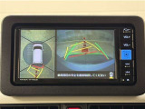 真上から見下ろしたような視点で車とその周囲を確認出来る画面と、車両後方を映し出すバックモニター画面の2つを表示してくれます。