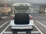 バックドアは大きく開きます。定員乗車時でも十分広いラゲッジスペースを確保しています